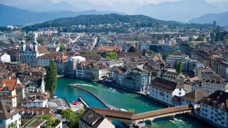 Resmål i Schweiz: bästa städerna, platserna och saker att göra